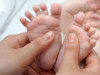 Как при помощи массажа ног успокоить плачущего младенца?