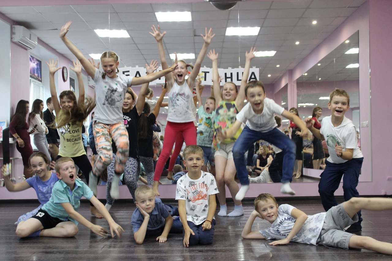 16 школа танцы. Танцевальная школа для детей. Танцевальная терапия для детей. Танец школьников. Школа танцев для детей.