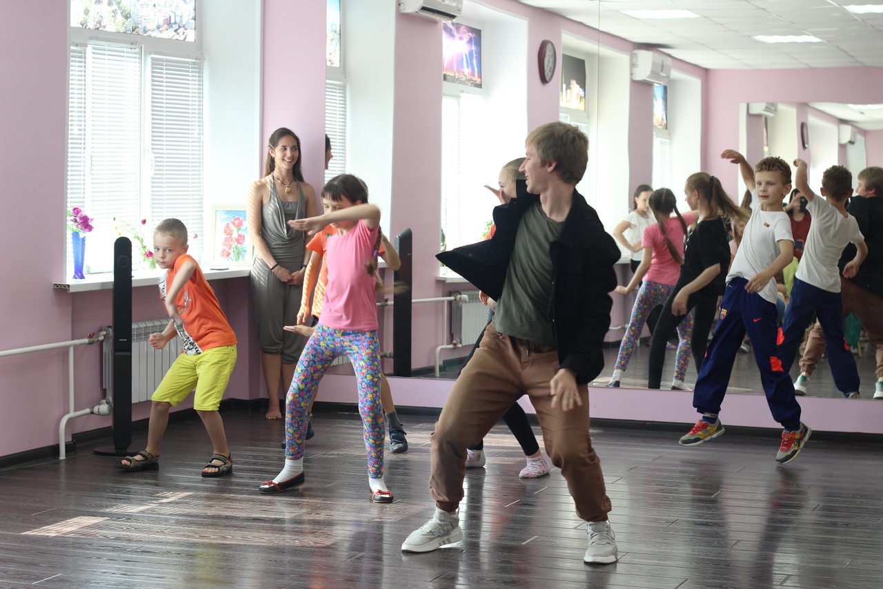 16 школа танцы. Школа танцев. Школьники танцуют. Танцы для детей школьников. Школа современных танцев.