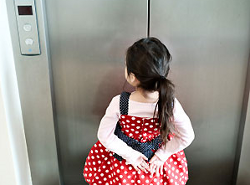 Проехалась в лифте. Мать 5-летней девочки получила наказание за "самостоятельность" дочери