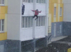 В Челябинской области подростки развлекаются прыжками со второго этажа