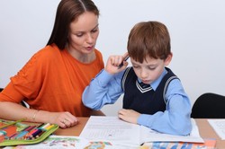 Стоит ли помогать ребёнку делать уроки?